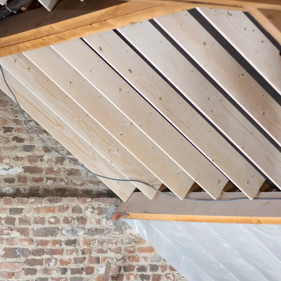 Verlengde dakspanten met nieuwe houten kepers, het onzichtbare structuurwerk dat mee in de prijs van een dakrenovatie zit.