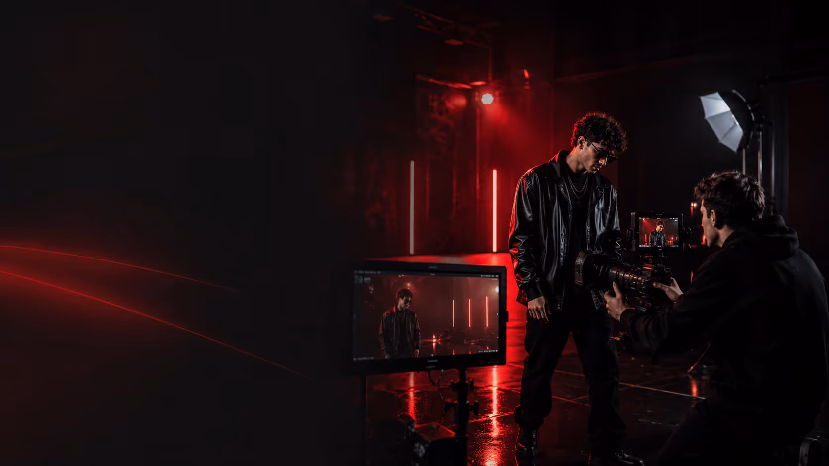 Produzione videoclip musicale in studio con luci rosse e setup cinematografico