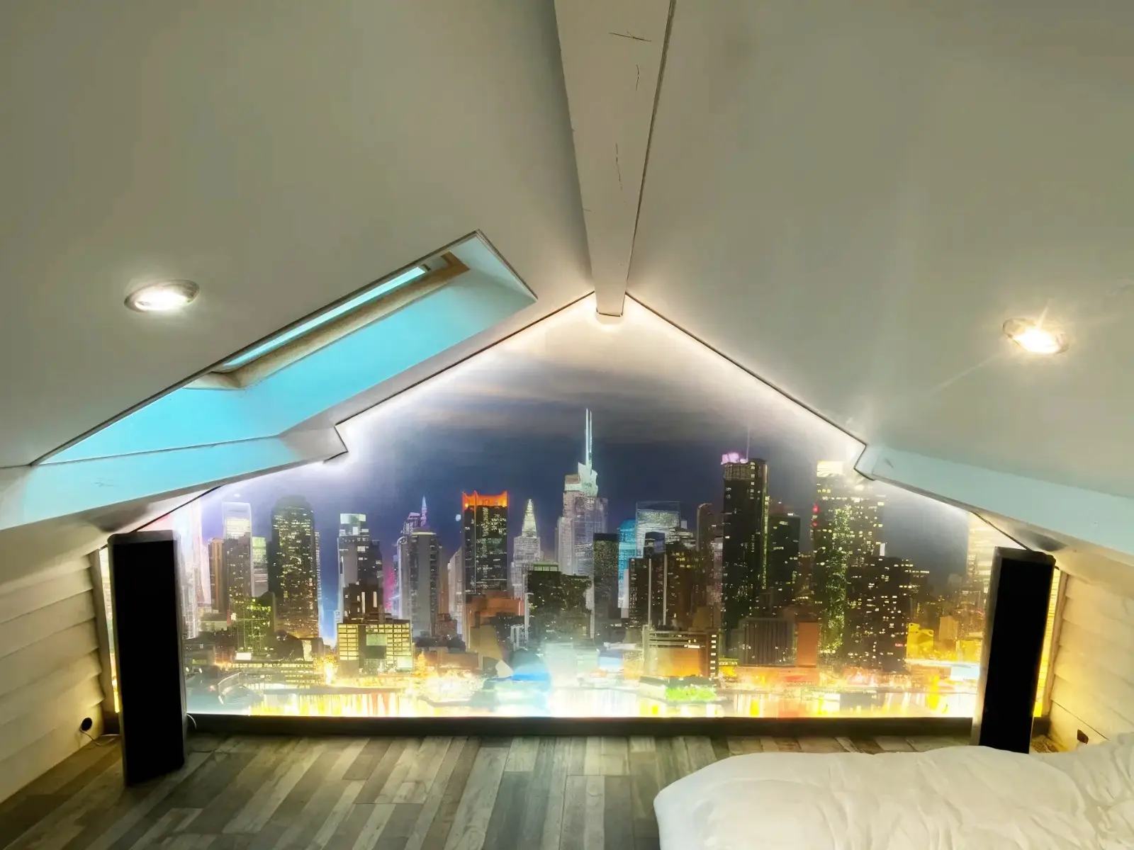 Mur de comble rénové avec toile cirée tendue imprimée