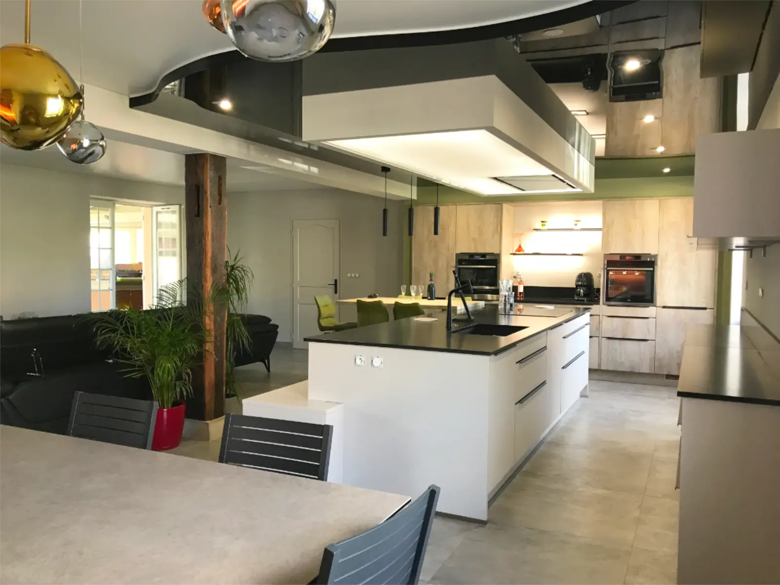 Grande cuisine rénovée dans ferme, îlot blanc et plafond tendu à éclairage variable – Côte-d'Or