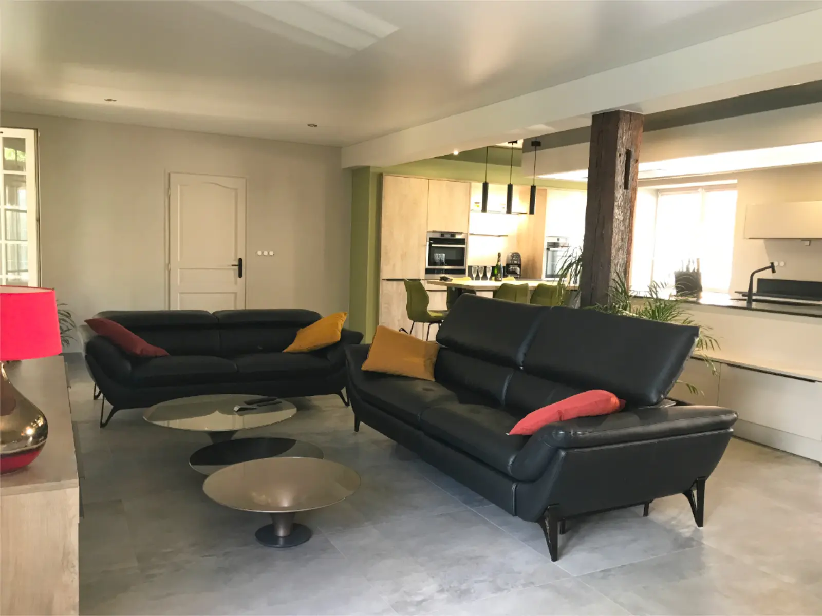 Plafond tendu blanc mat au dessus d'un salon en cuir noir