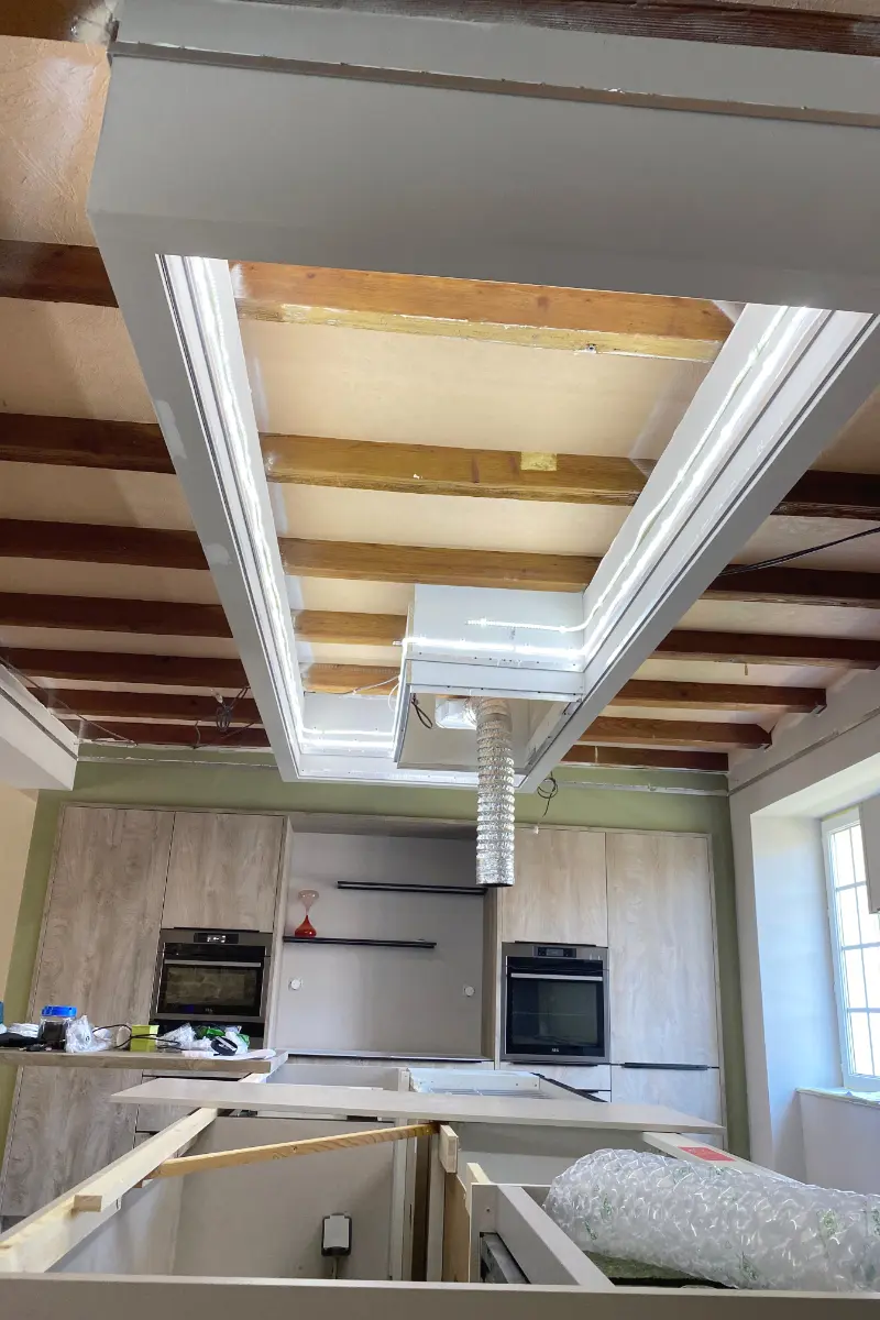 Installation d'un plafond tendu dans une cuisine