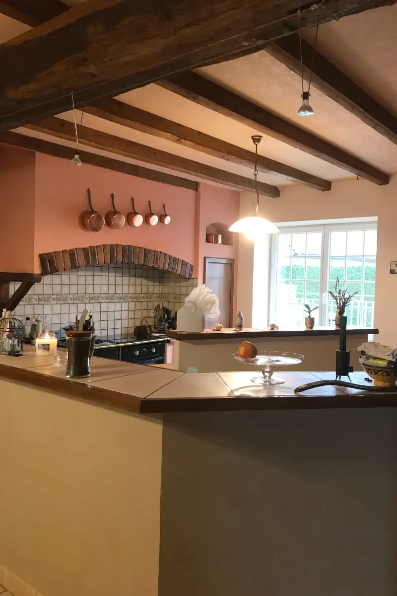 La cuisine d'une ferme comtoise avant travaux de rénovation_2