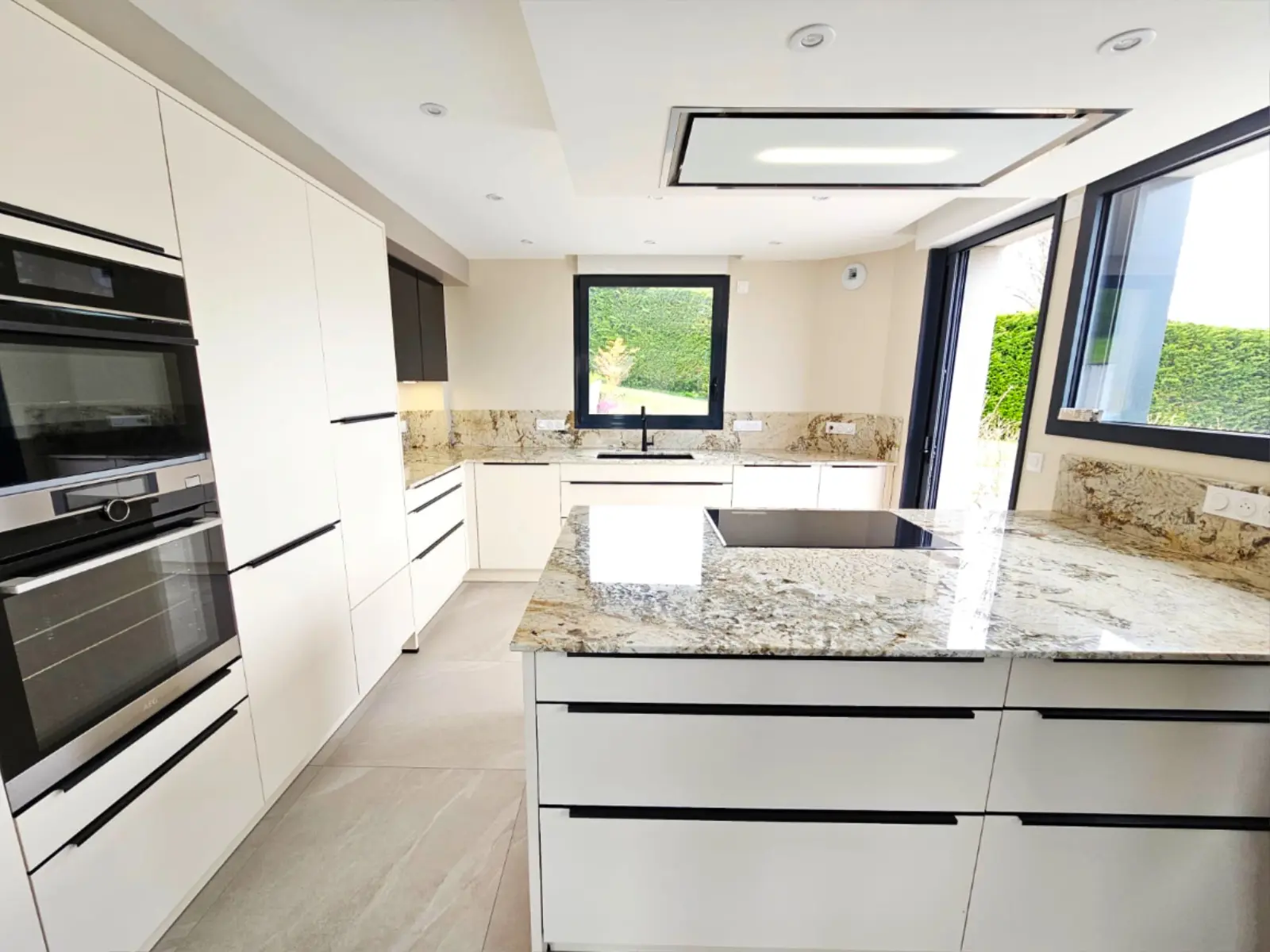 Projet clé en main : une cuisine fonctionnelle, spacieuse et moderne dans le 39