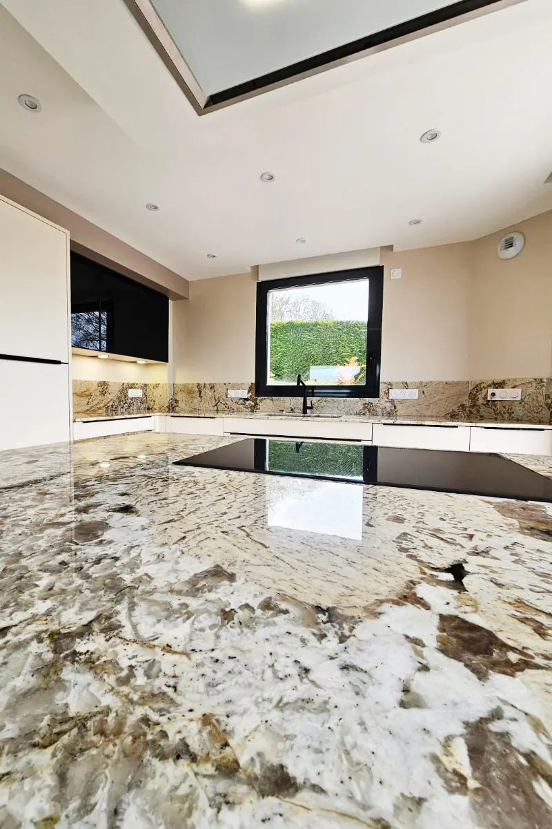 Vue rapprochée d'un plan de travail en granit, matériau moderne et de qualité