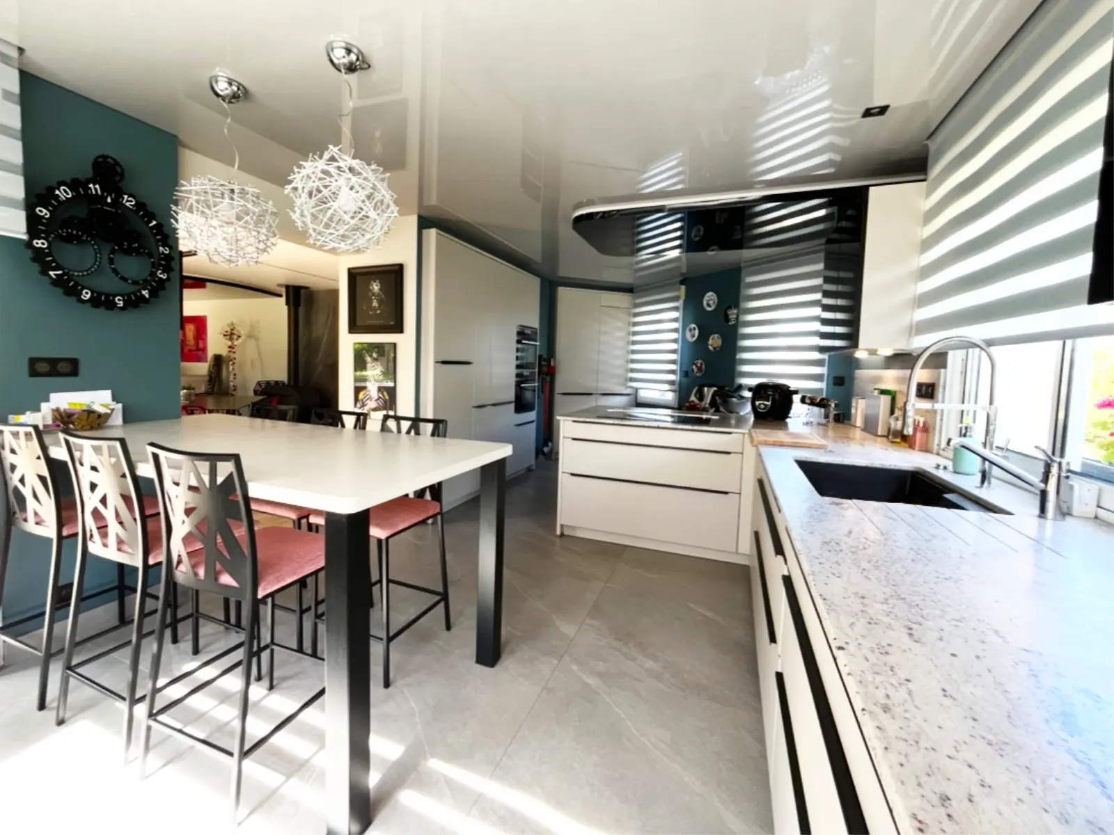 Cuisine avec des plans en marbre, un plafond tendu blanc et du mobilier moderne - Montferrand le Château