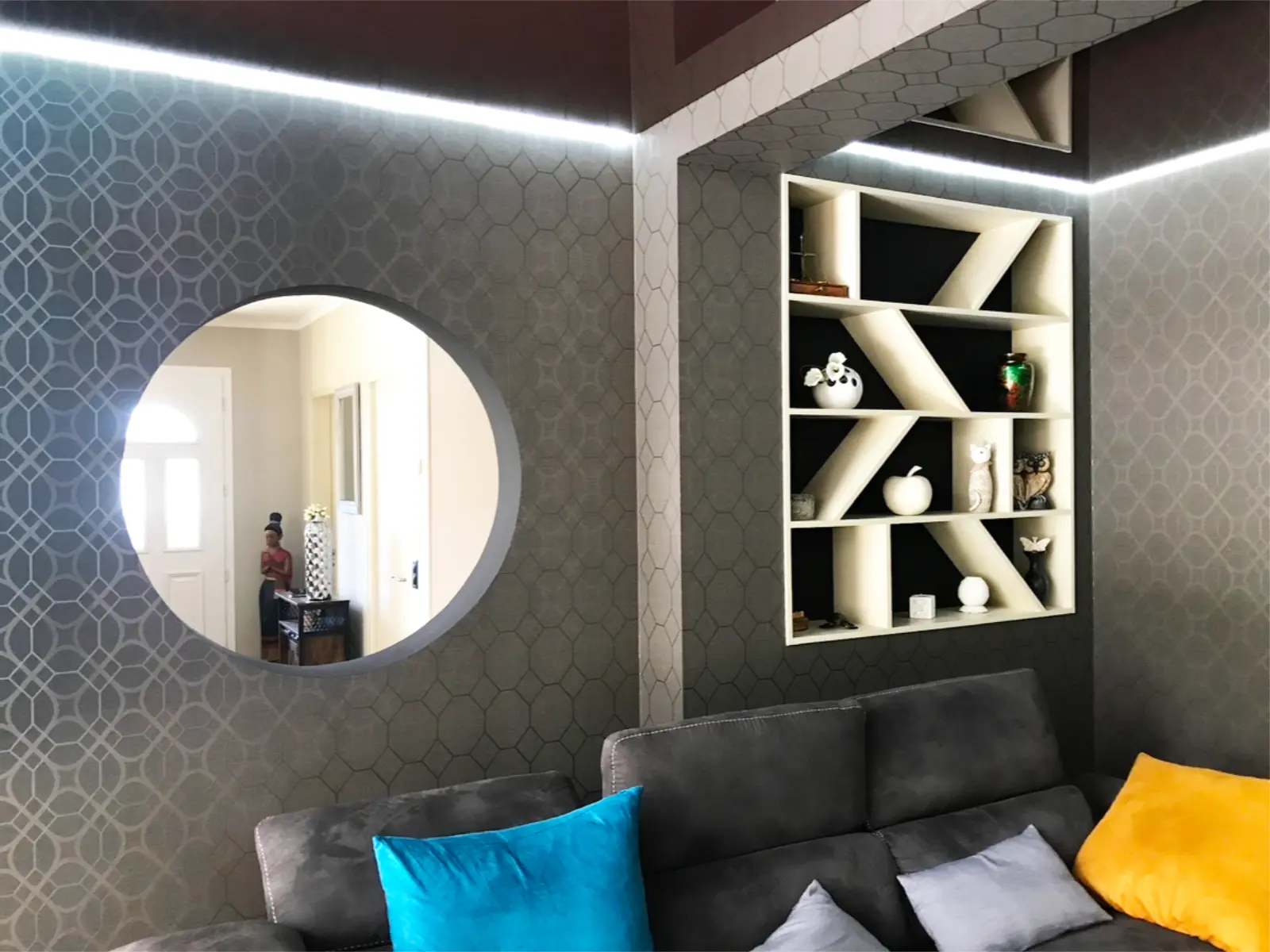 Bibliothèque murale sur-mesure aux niches géométriques, salon design – Franche-Comté