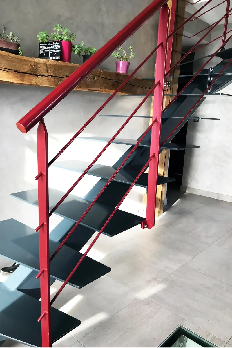 Un escalier métallique moderne rouge et noir