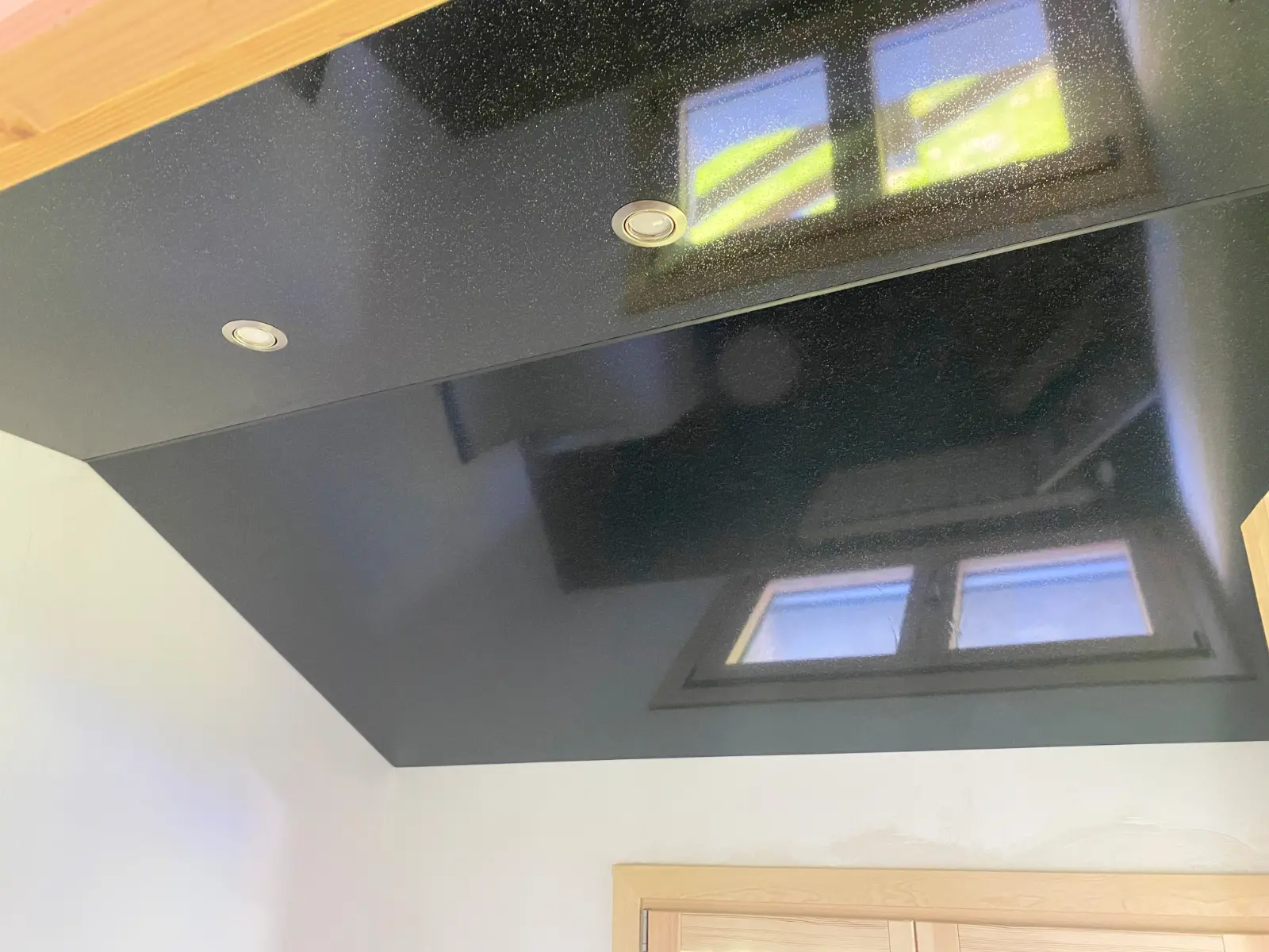 Plafond tendu noir scintillant dans une salle à manger