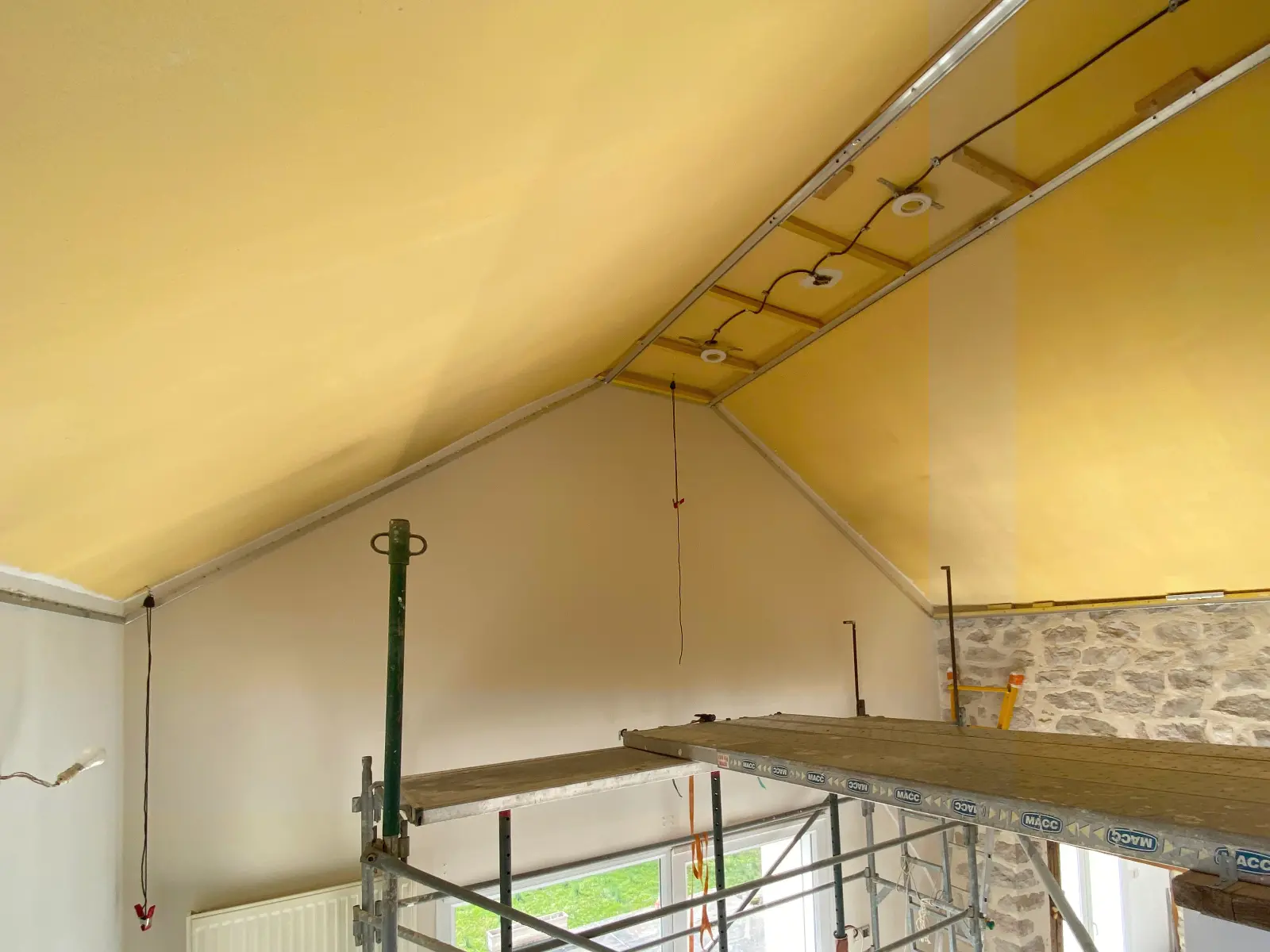 Une sous-pente avant travaux : le plafond a besoin d'une rénovation
