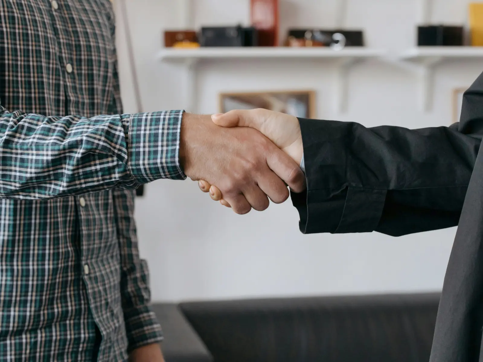 Poignée de main entre architecte et client – accompagnement sur-mesure Franche-Comté