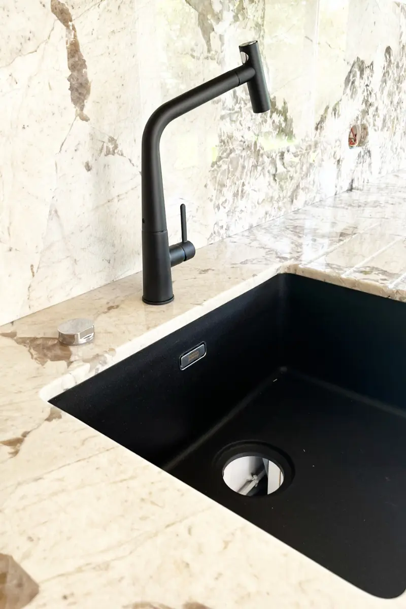 Vue rapprochée du robinet de la cuisine redécorée, matériel de qualité