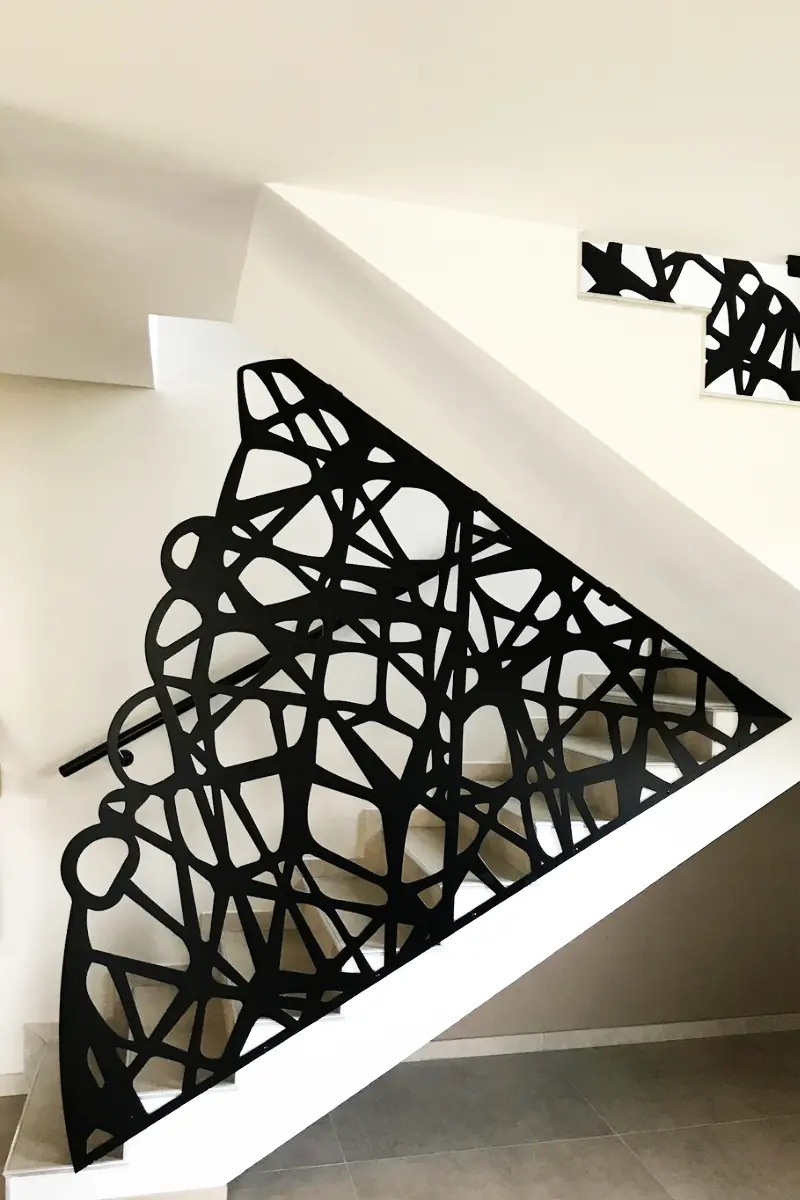 Un escalier refait à neuf, rambarde ultra moderne aux motifs entremêlés