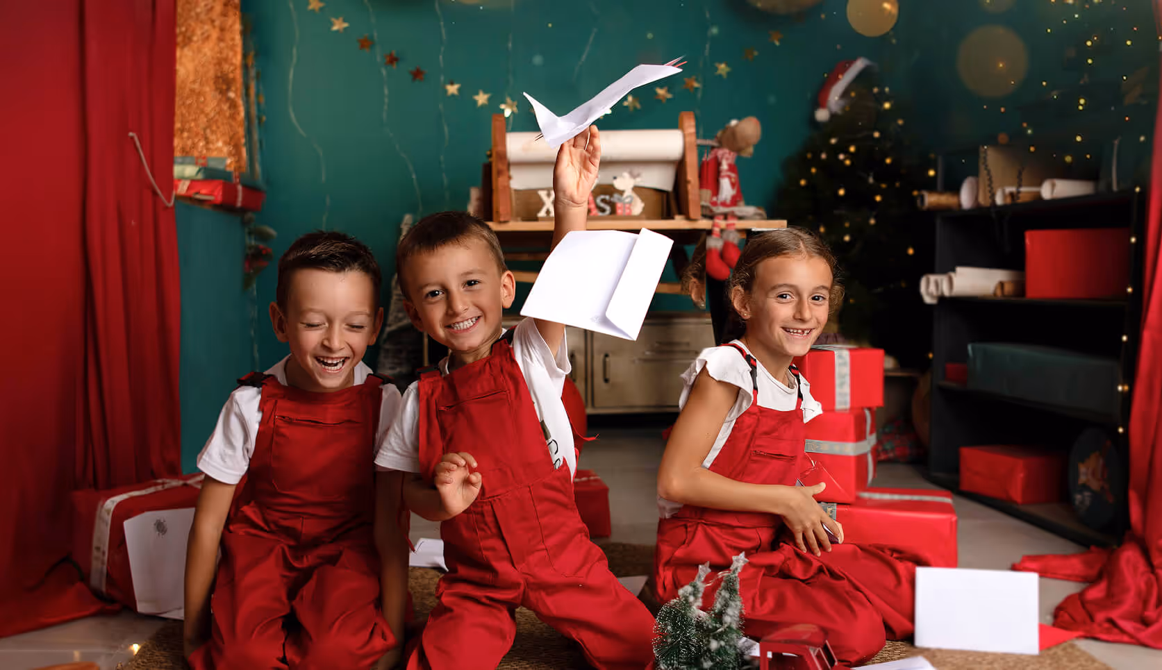 La alegría y la ilusión de la Navidad brilla en la sonrisa de estos tres niños. Compartiendo juegos y complicidad en un mágico taller lleno de regalos y sueños por volar.