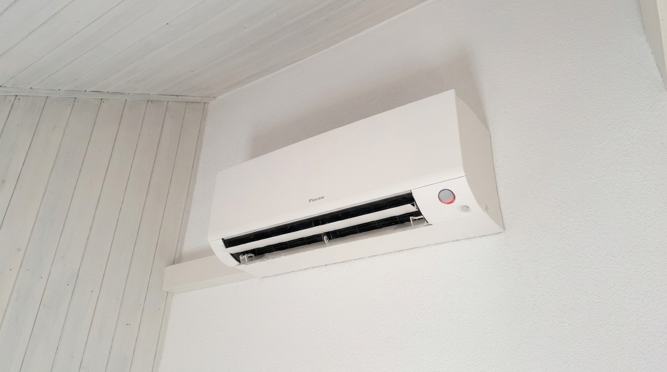 Daikin-Innengerät unter einer weissen Holzdecke