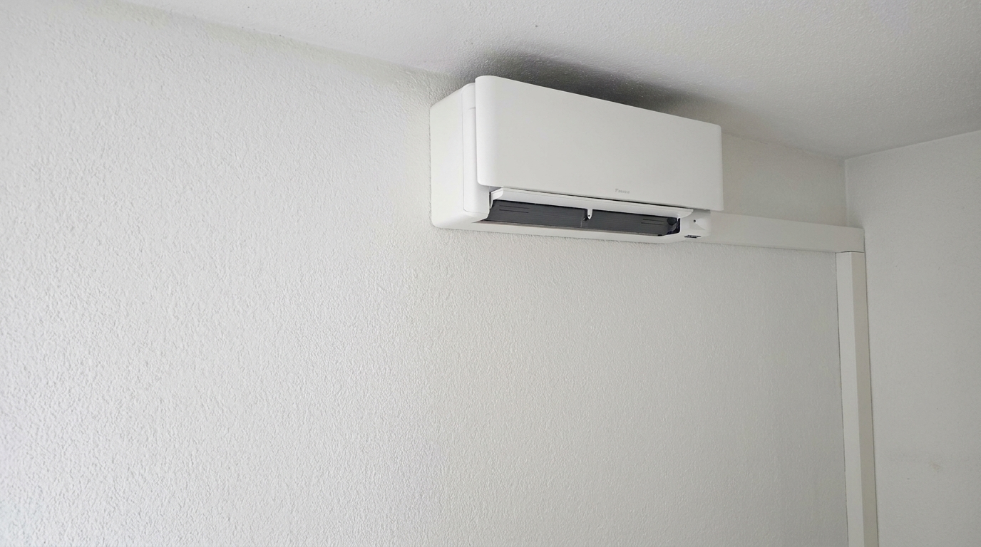 Weisses Daikin-Innengerät an einer Wand im Wohnraum montiert