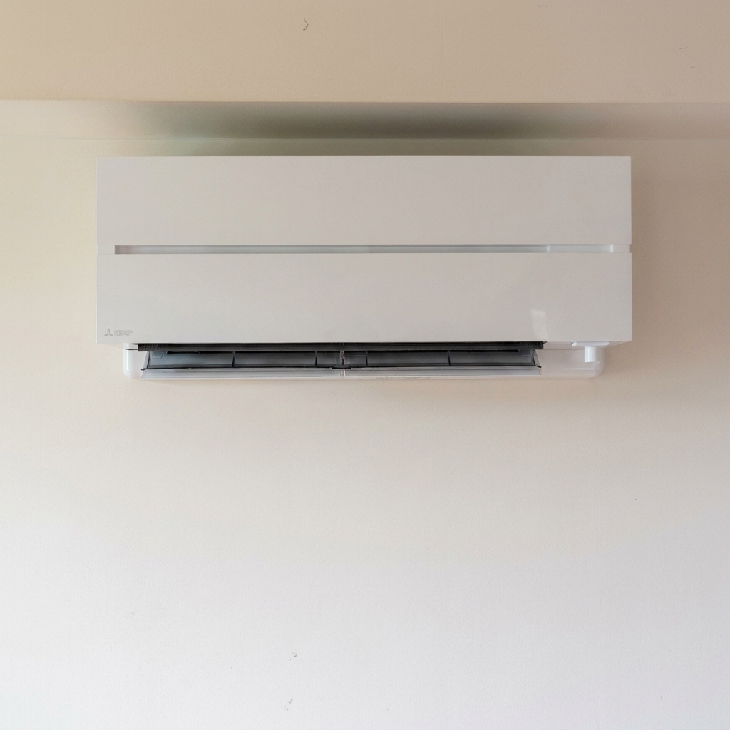 Weisses Mitsubishi-Electric-Innengerät an einer Wand