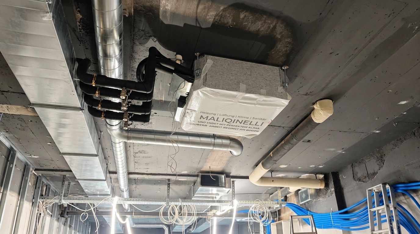 In Schutzfolie eingepackte Deckenkassette mit Maliqinelli-Banner an der Betondecke