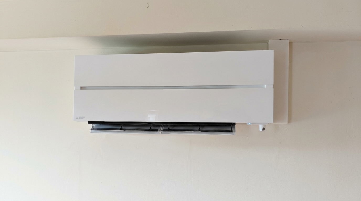 Weisses Mitsubishi-Innengerät an der Wand im zweiten Raum