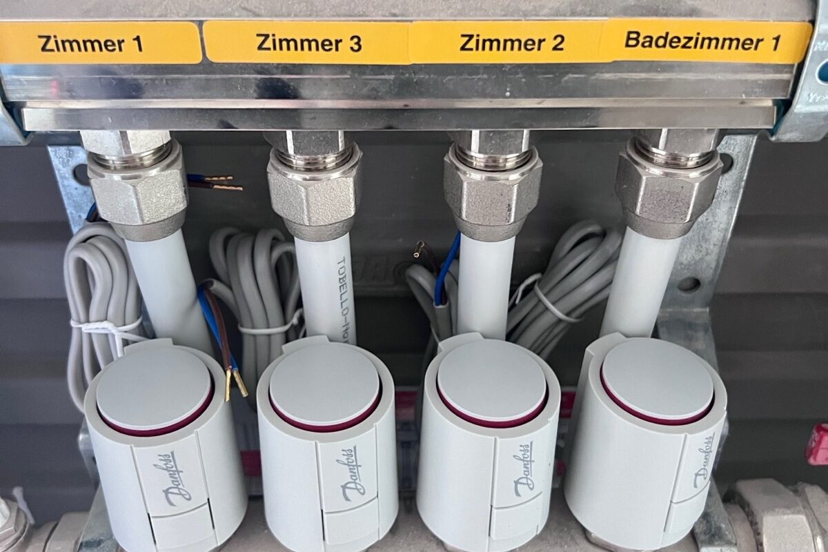 Heizkreisverteiler mit beschrifteten Kreisen für Zimmer und Badezimmer, Bodenheizung in Richterswil