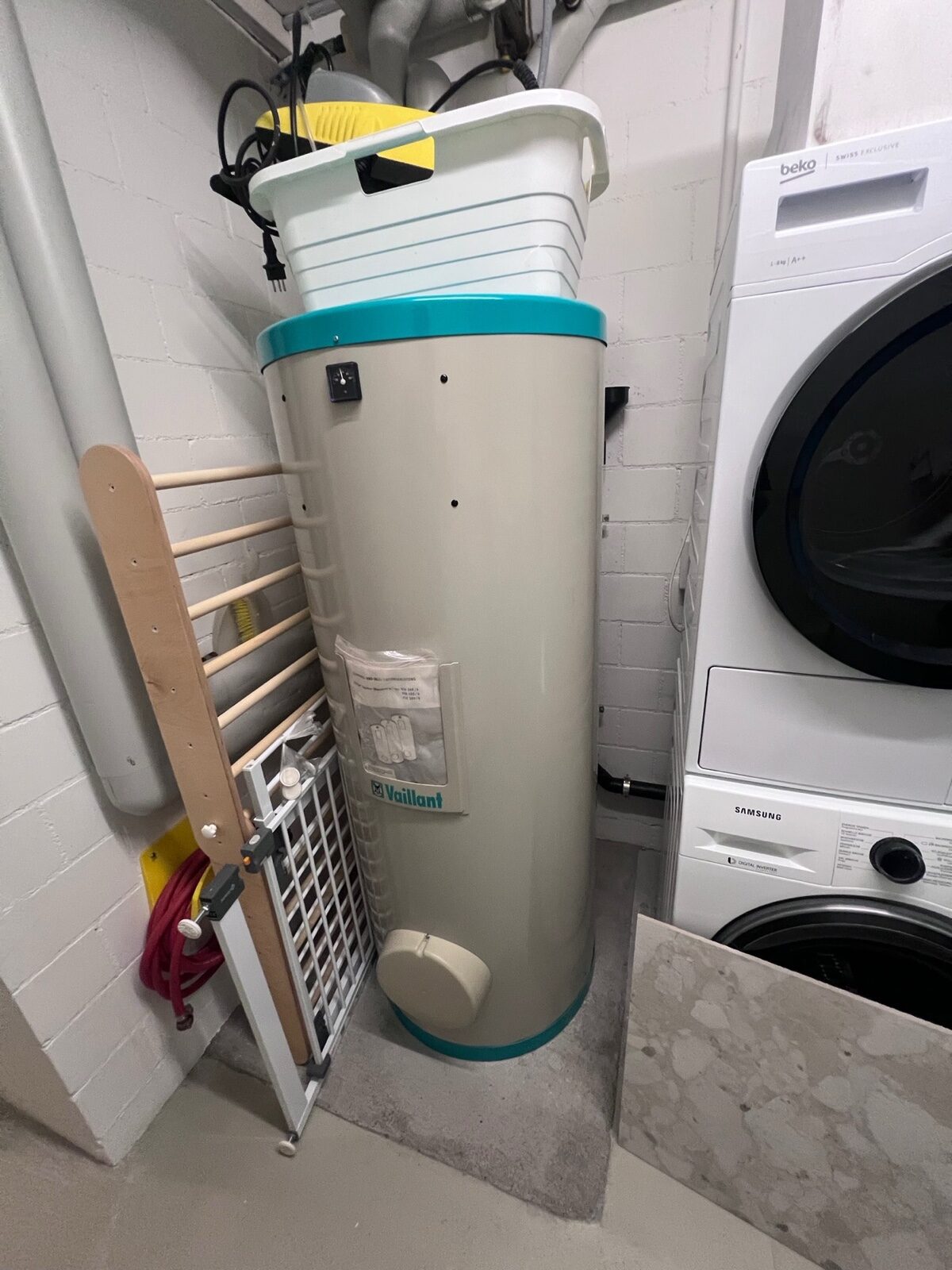 Alter Standboiler im Waschraum vor dem Ersatz, Einfamilienhaus in Richterswil