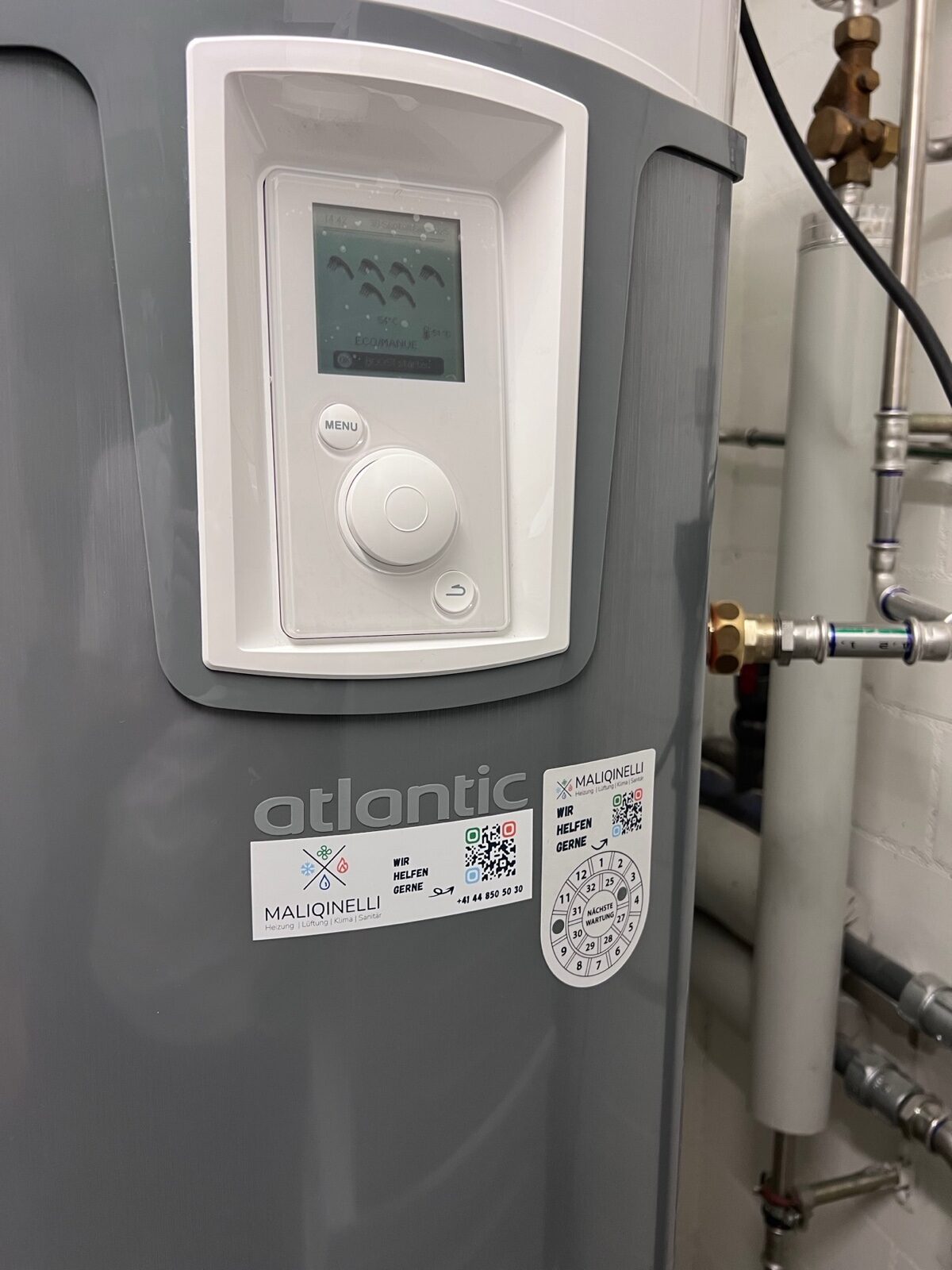 Bedienteil des neuen Wärmepumpenboilers mit Anschlussleitungen, Boilerersatz in Richterswil