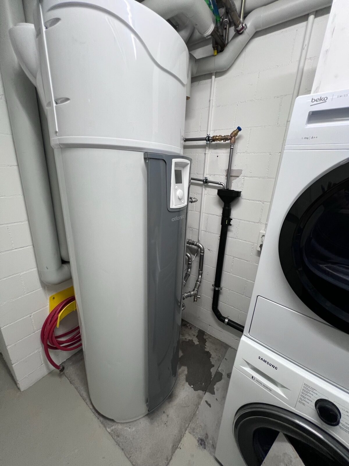Warm von unten, warmes Wasser aus dem Untergeschoss. Bodenheizung und Boiler im Einfamilienhaus.