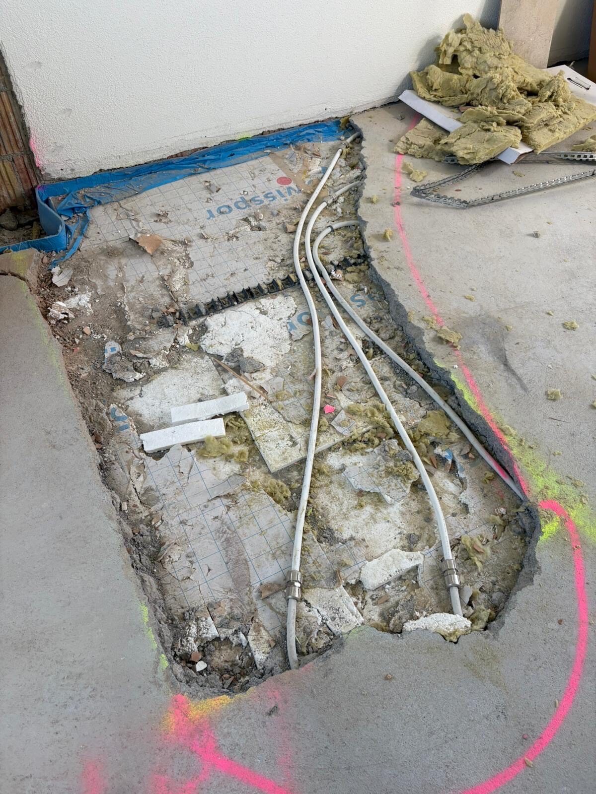 Neue Leitungen im geöffneten Bodenaufbau zwischen der Dämmung, Bodenheizung in Richterswil
