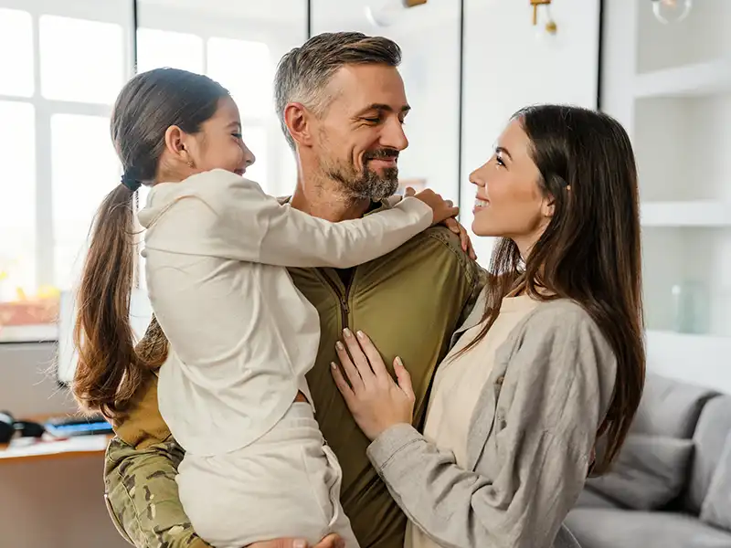 Uma família sorrindo.