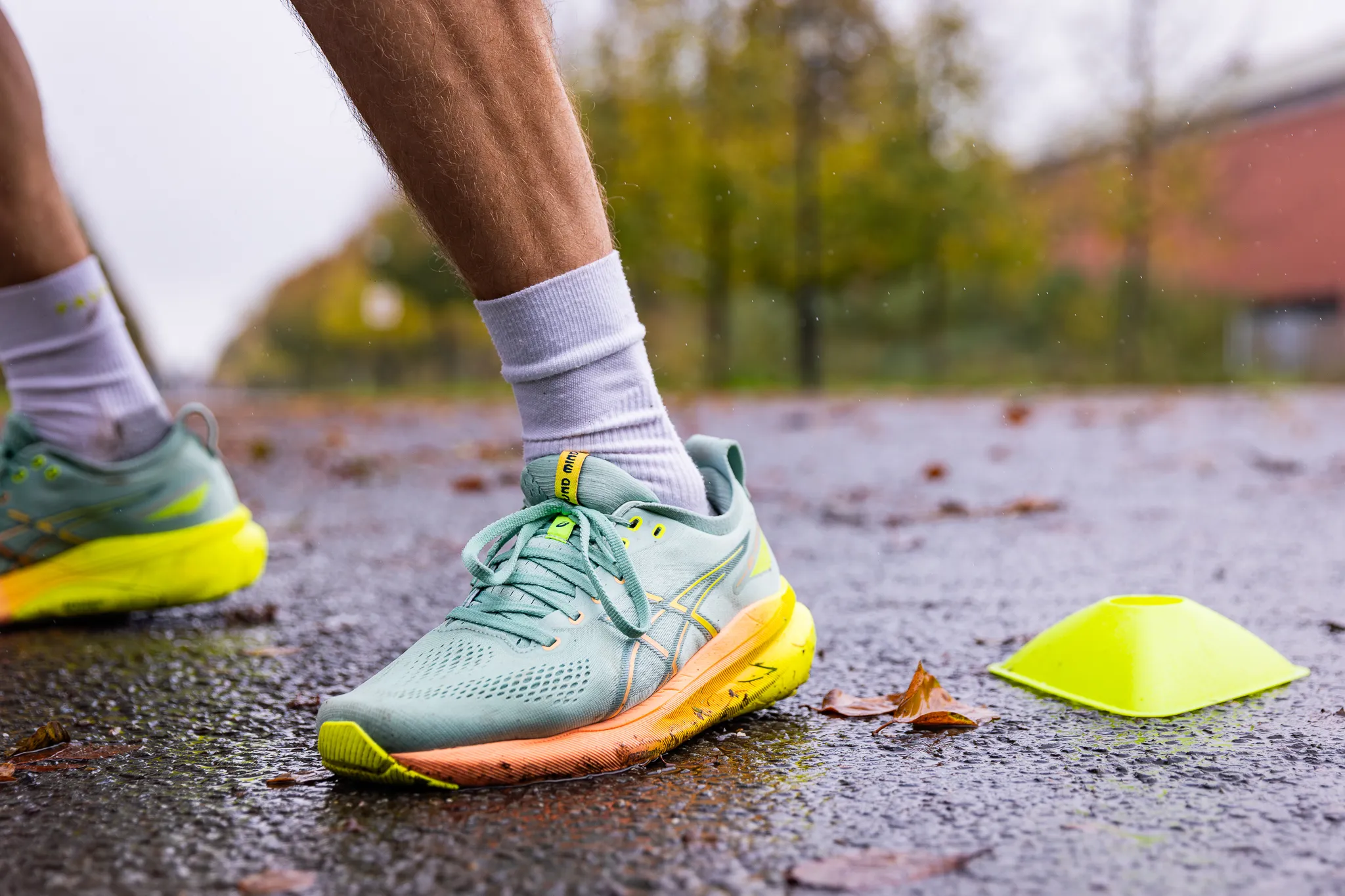 Hardloopschoenen op regenachtig asfalt van Loophart