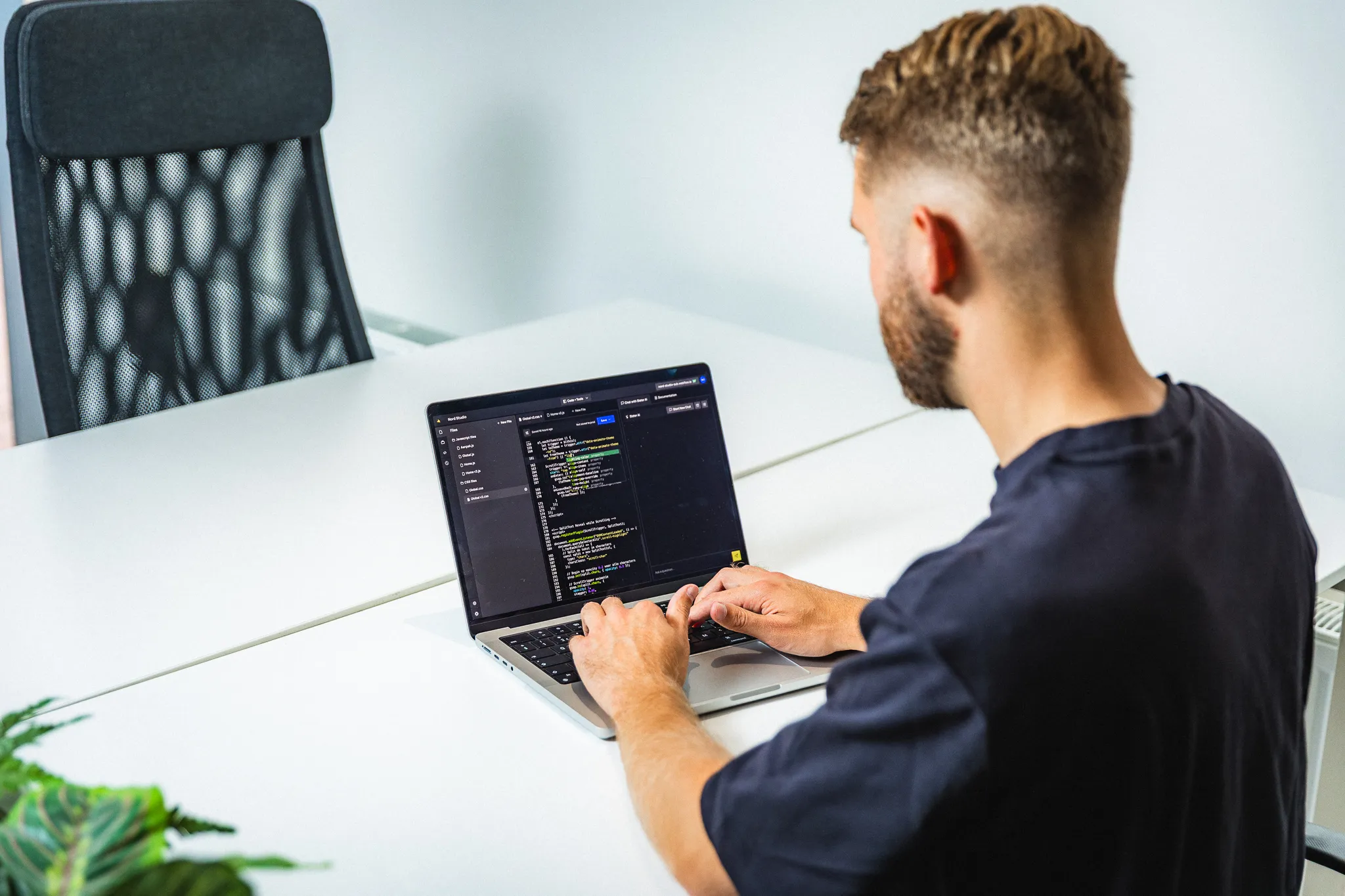 Designer aan het werk aan animatie code voor een nieuwe website