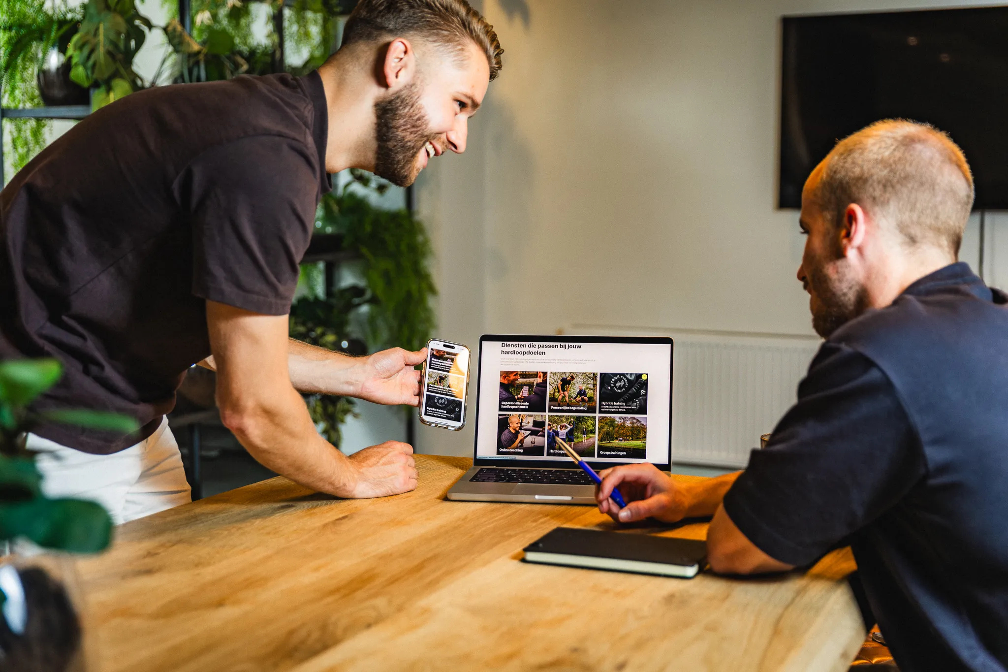 Designer laat klant zien hoe de Loophart website zich aanpast op mobiel en desktop