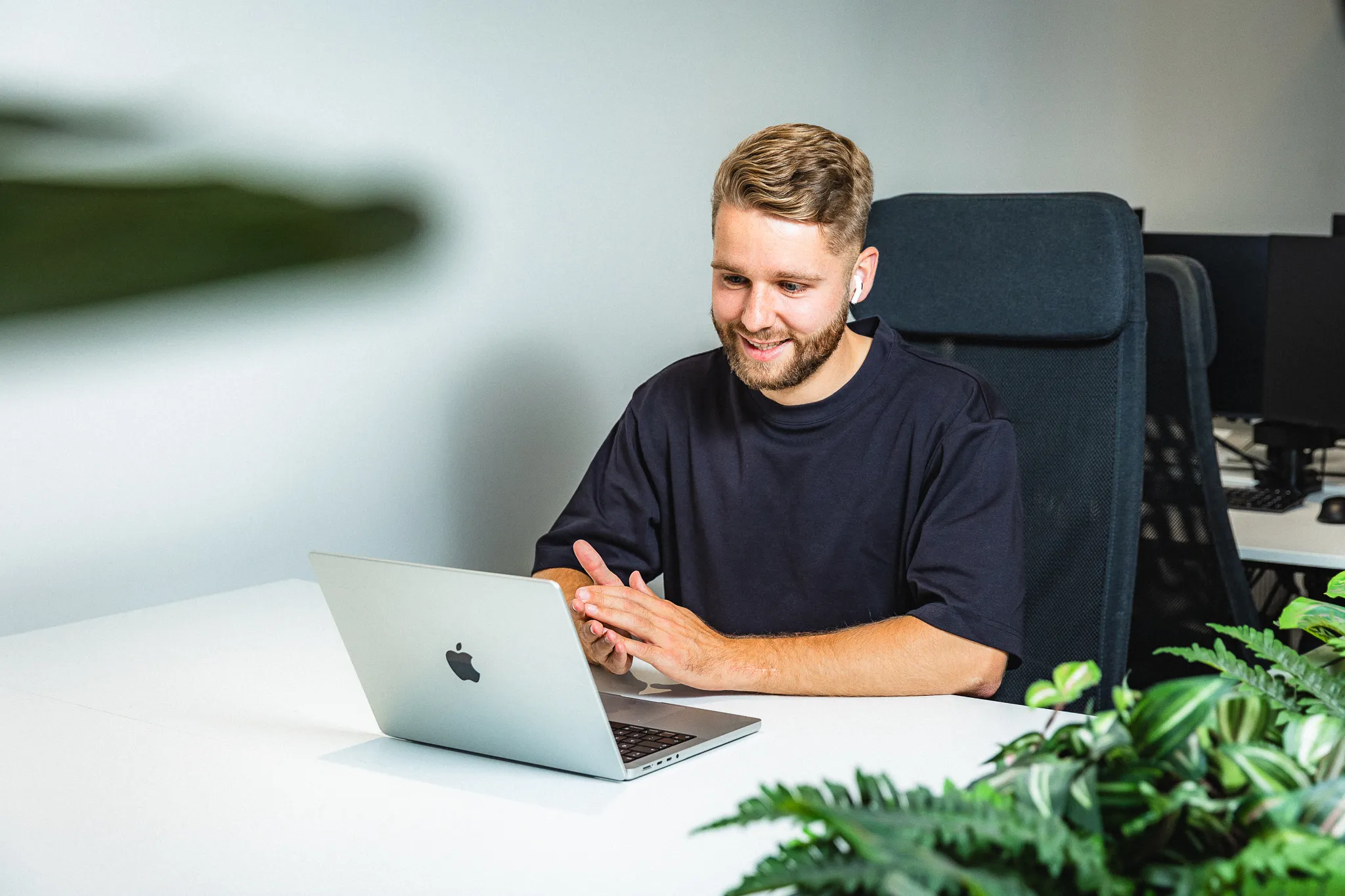 Designer in online meeting met klant via laptop