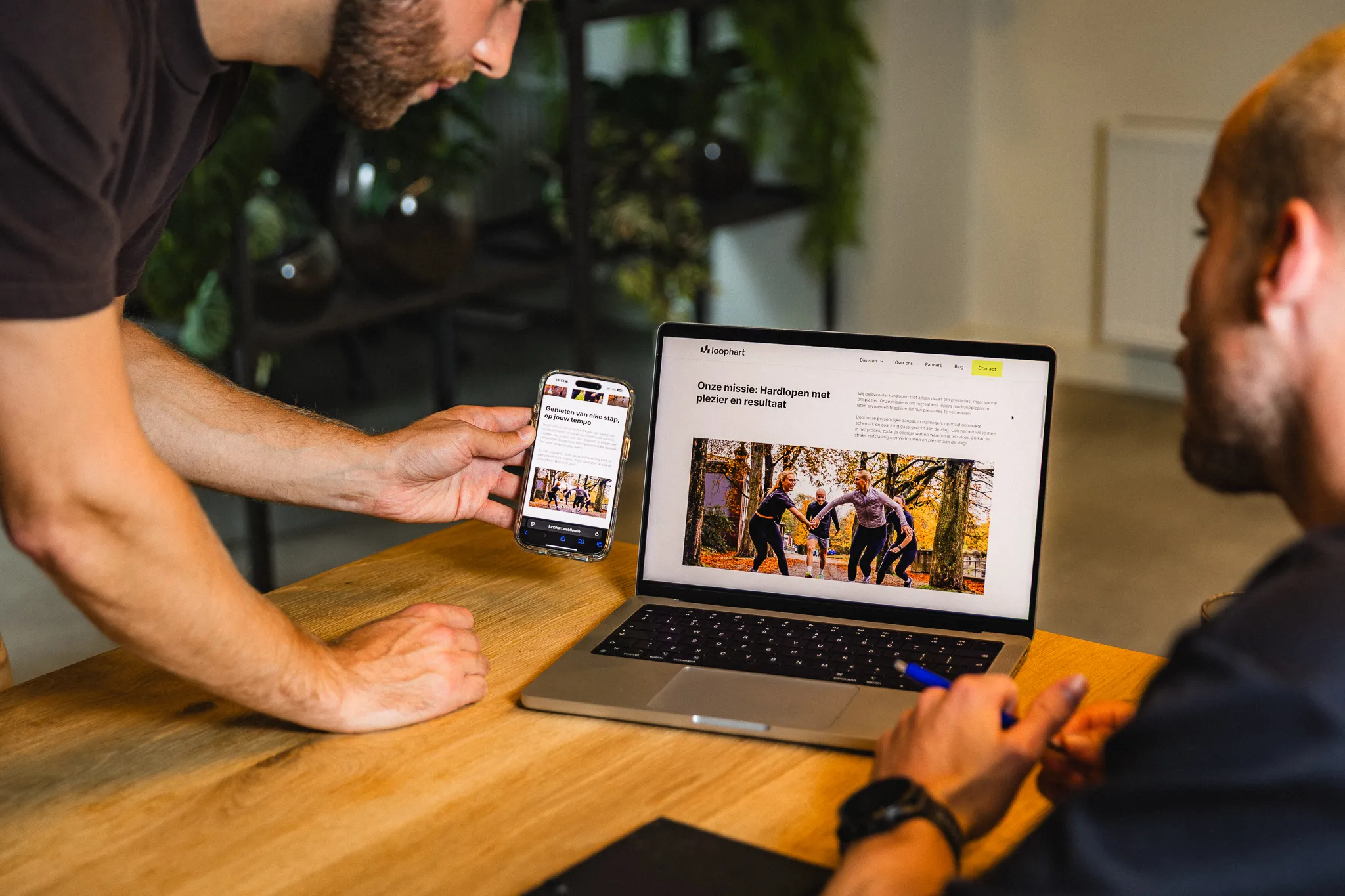 Designer laat klant zien hoe de website zich aanpast op mobiel en desktop