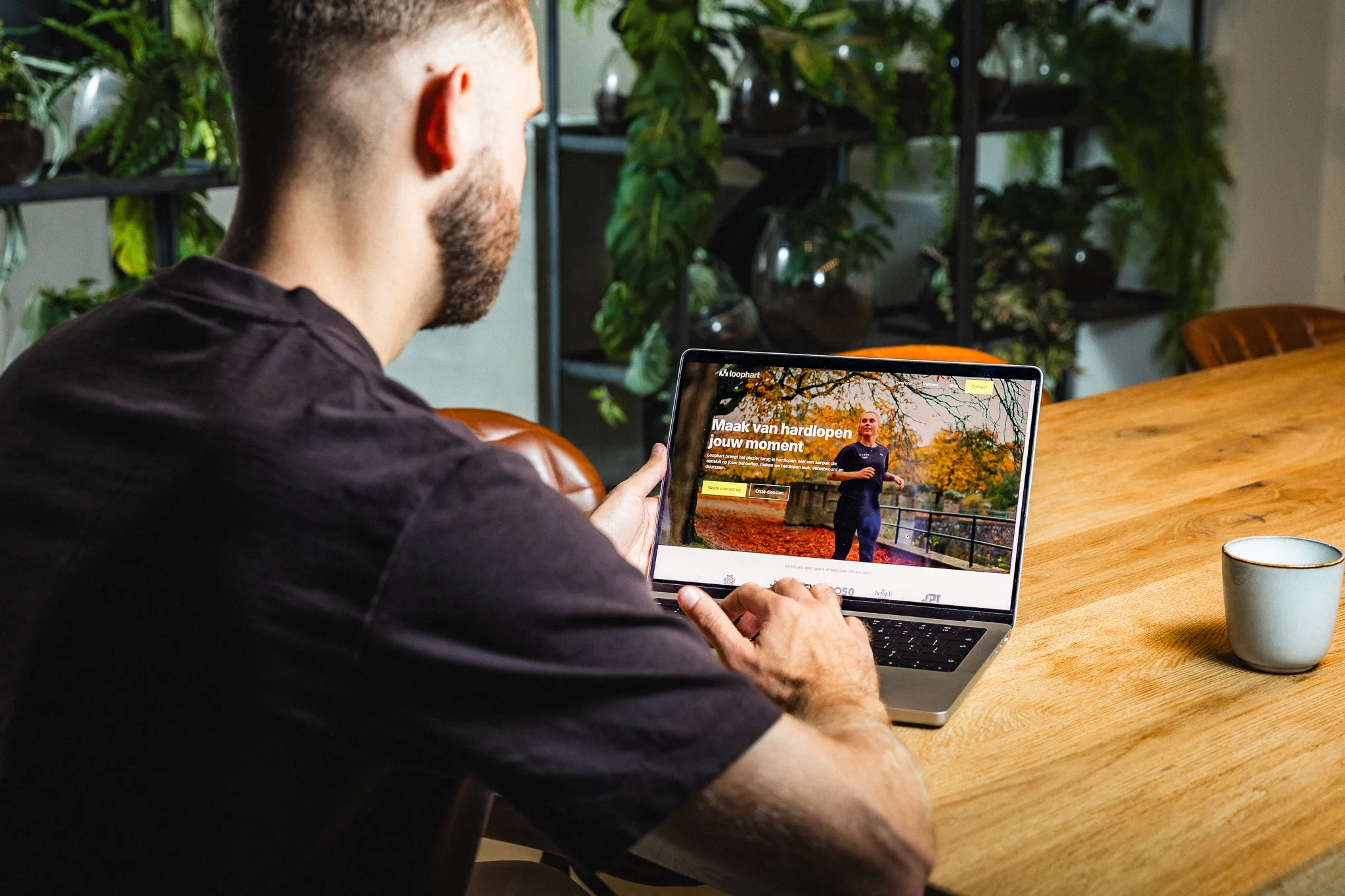 Designer werkt aan Webflow website van Loophart