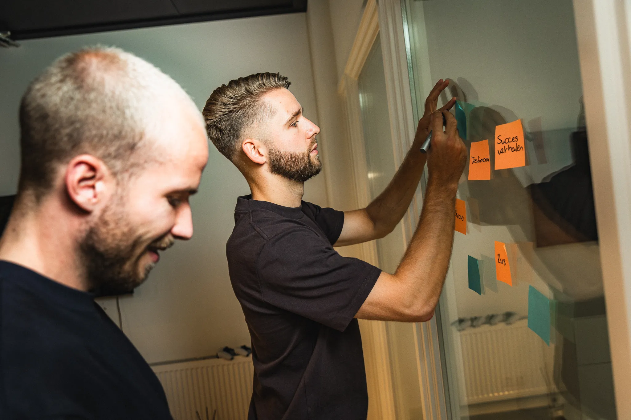Post-it sessie met klant tijdens creatieve strategiemeeting bij Nord Studio