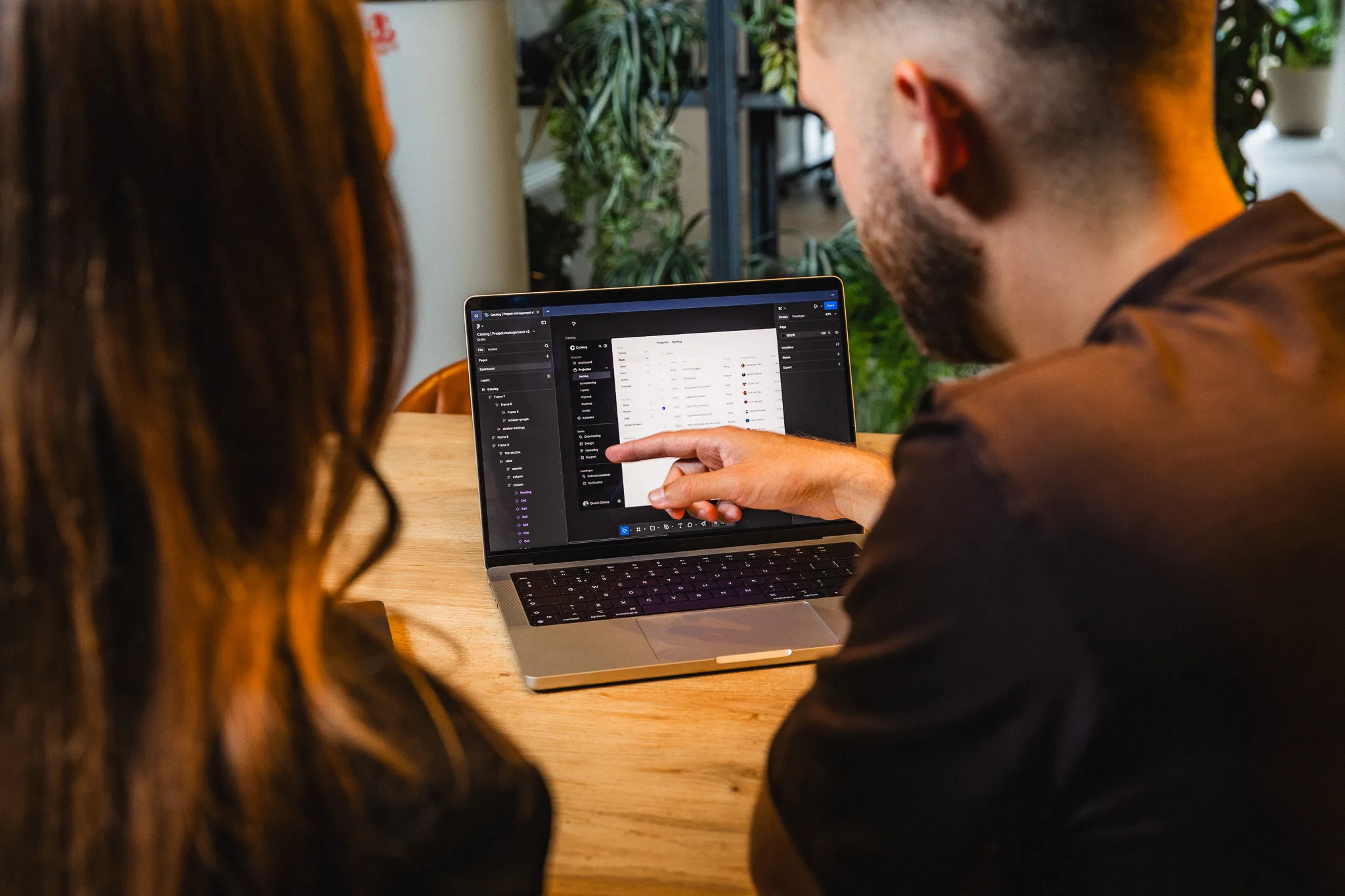 Uitleg over platformdesign aan klant tijdens strategische sessie