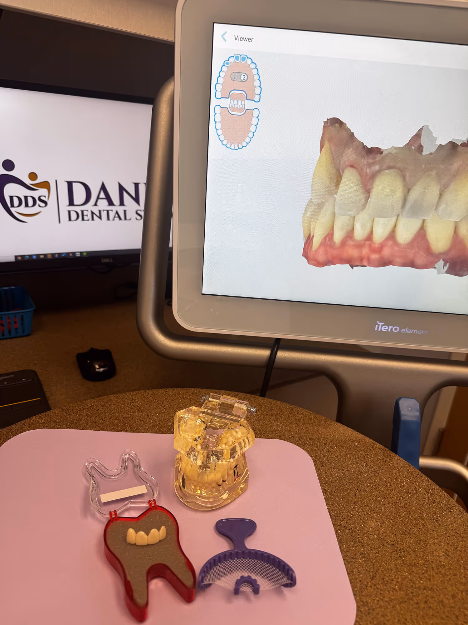A picture of a tooth on a computer screen.