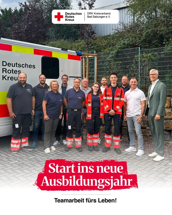 Beitragsgrafik zum neuen Ausbildungsjahr beim DRK Bad Salzungen: das Team vor einem Rettungswagen.