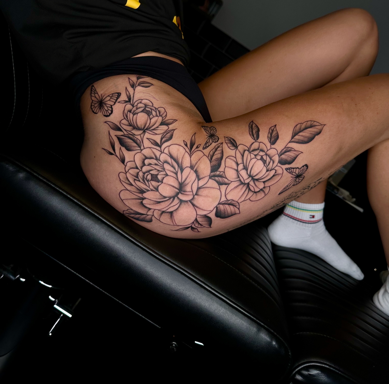 VinInk Tattoo Emmeloord Fineline Been Bloemen