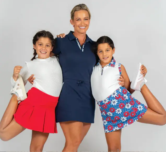 Hannah, fundadora de Marie Birdie, con dos niñas golfistas