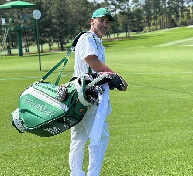 Hernán Rey con su bolsa de golf en el campo