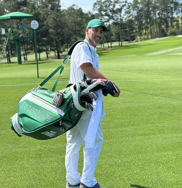 Hernán Rey carrying his golf bag on the course