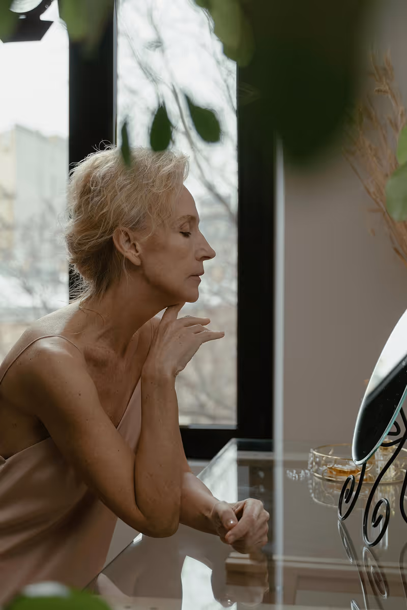 Older woman with healthy skin, Hedfirst anti-aging skincare treatment for women.