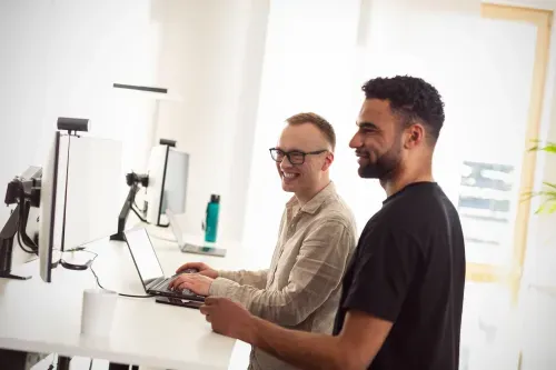 AMAI Team im Büro