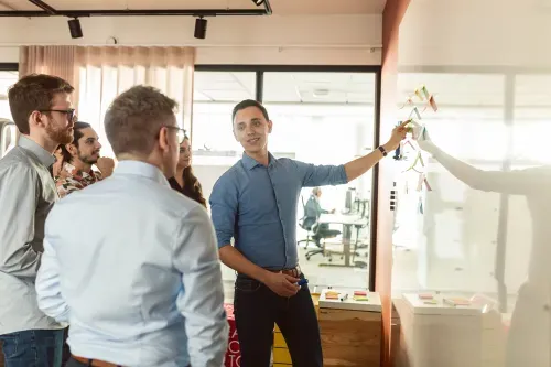 Arbeit von AMAI am Whiteboard