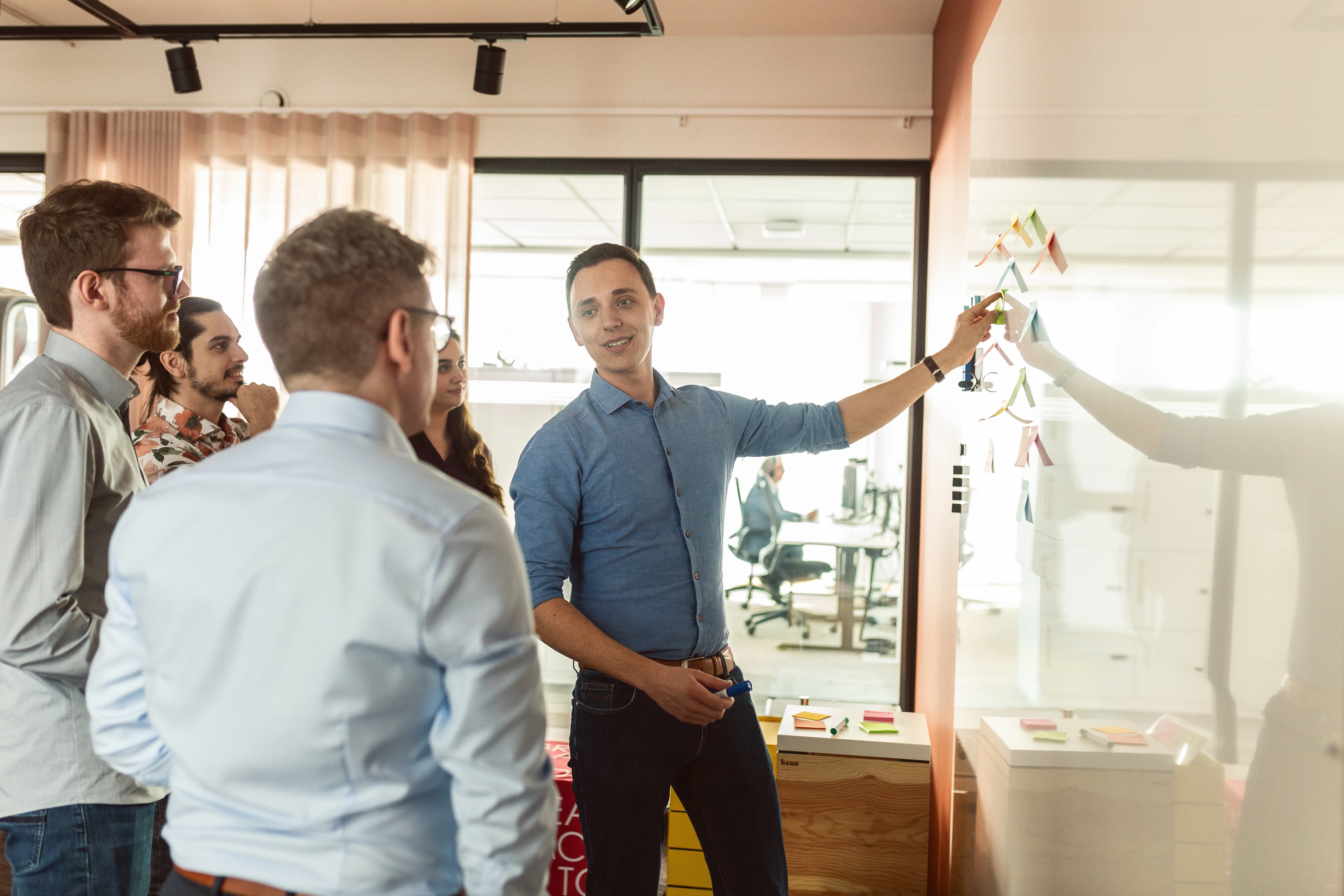 Arbeit von AMAI am Whiteboard