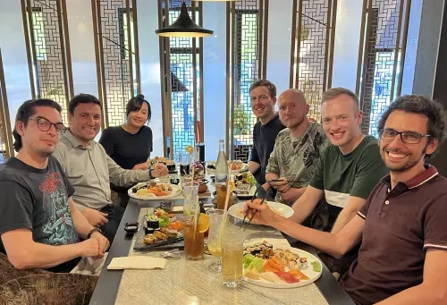 Eine Gruppe beim Essen an einem langen Tisch im Restaurant
