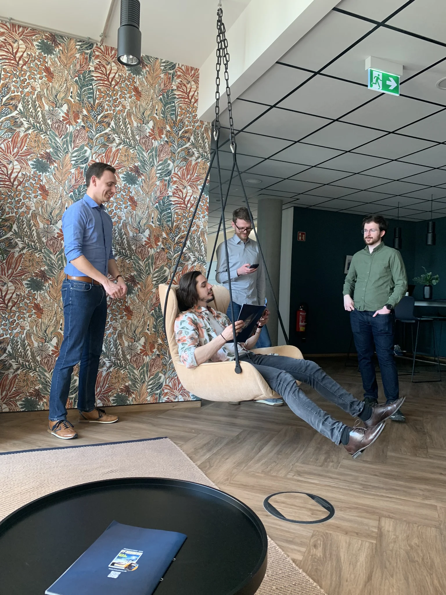 Vier Leute beim Zeitvertreib in einer Lounge im Büro