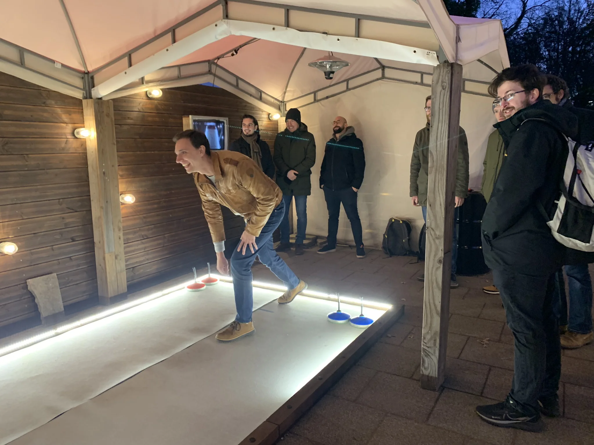 Eine Gruppe beim Eisstockschießen